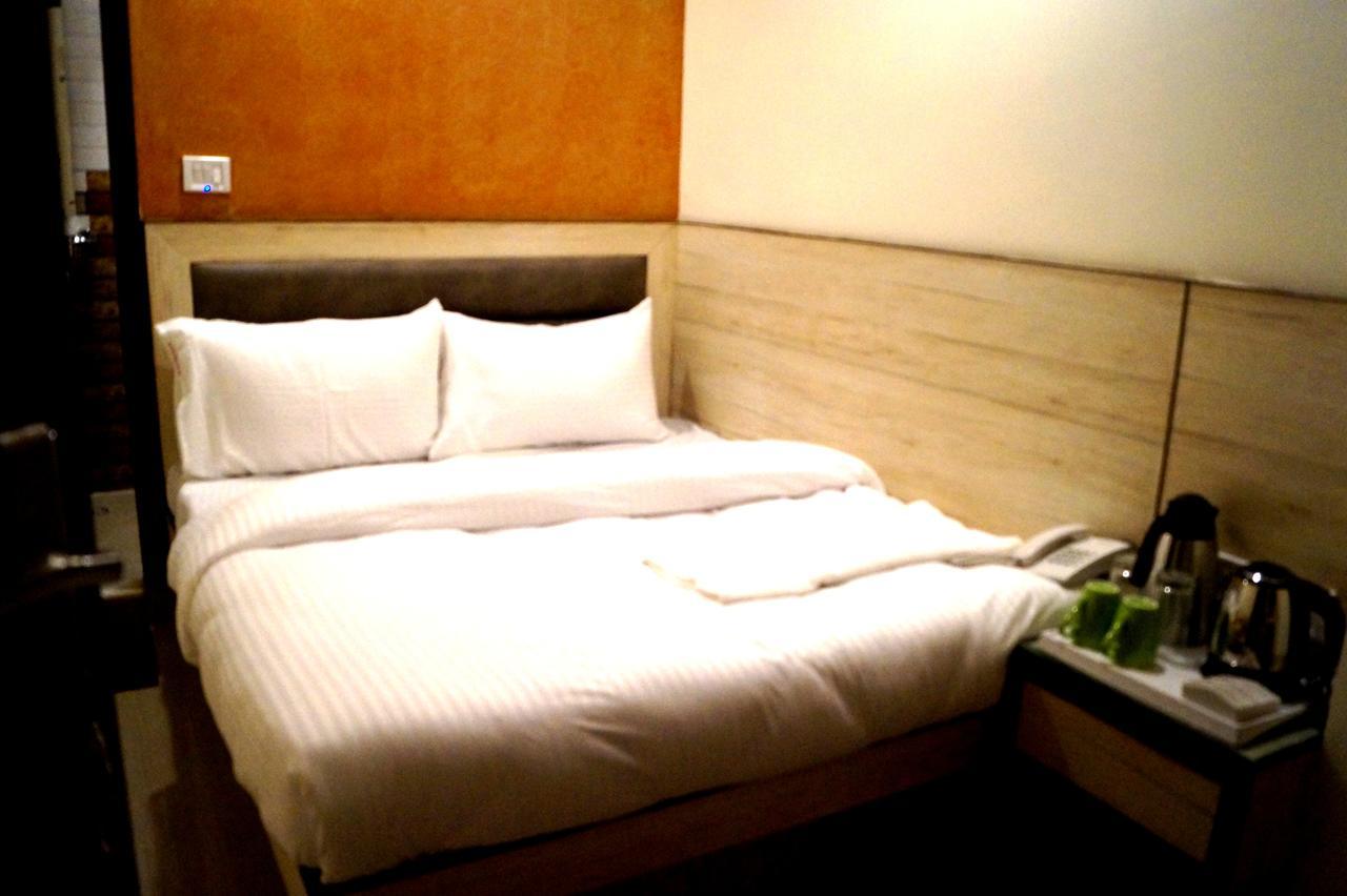 Optimum Oxford International Hotel New Delhi Bagian luar foto