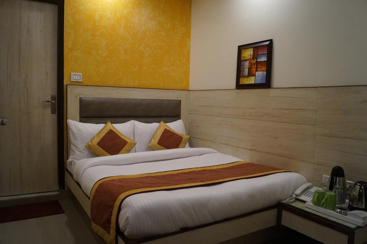 Optimum Oxford International Hotel New Delhi Bagian luar foto
